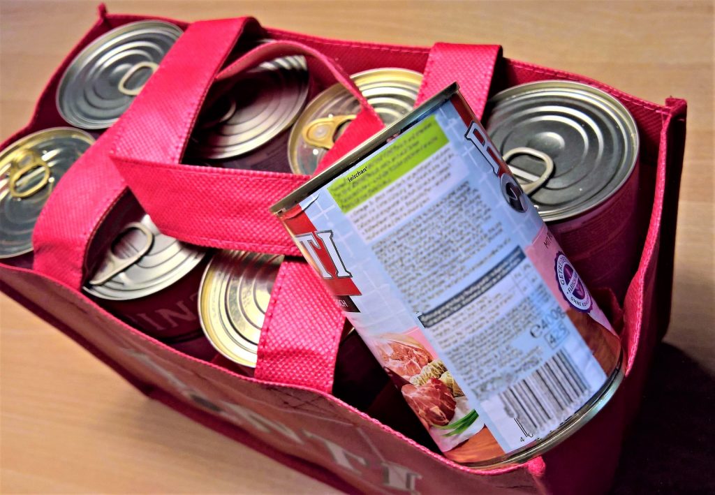 8 pet food cans in a red bag